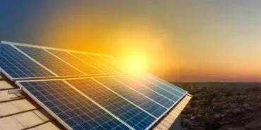 Paneles solares al atardecer sobre tejado urbano
