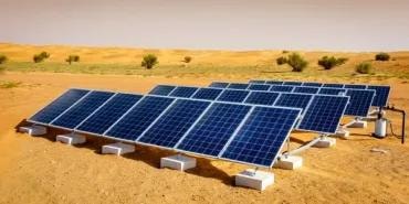Paneles solares instalados en paisaje desértico