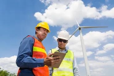 Técnicos de Grupo MJ trabajando en turbina eólica